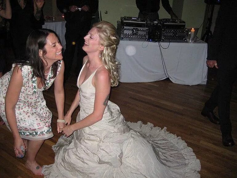 деревенская свадьба. девушки на свадьбе смешные. пьяные девушки на свадьбе. пьянка на свадьбе. пьяная невеста на свадьбе.