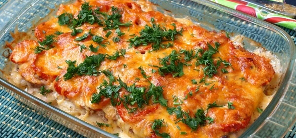 Фарш в духовке с сыром и помидорами. Картошка с фаршем и помидорами в духовке. запеканка картошка с фаршем и помидорами и сыром. запеканка из картофеля и фарша в духовке с сыром и помидорами. запеканка с фаршем и картошкой в духовке с сыром и помидорами.