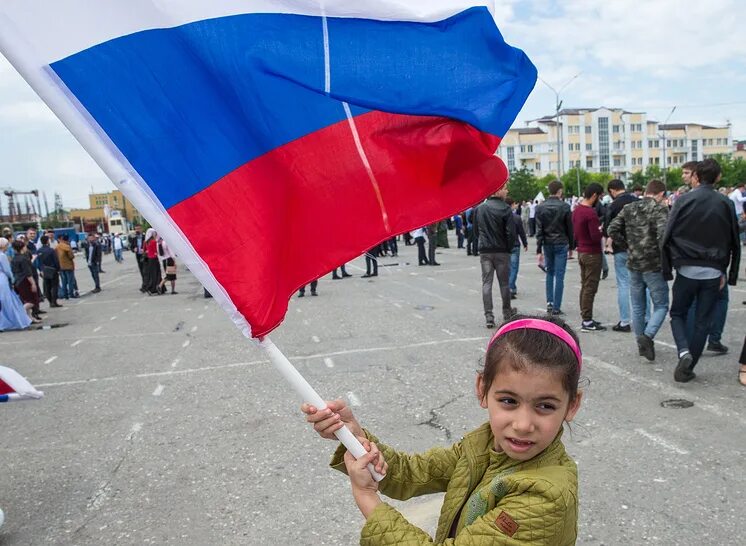 Семь дней россия. Russia Day 12 June. 12th June Day of Russia. Russian Flag Day. Россия праздник Патриотика люди.