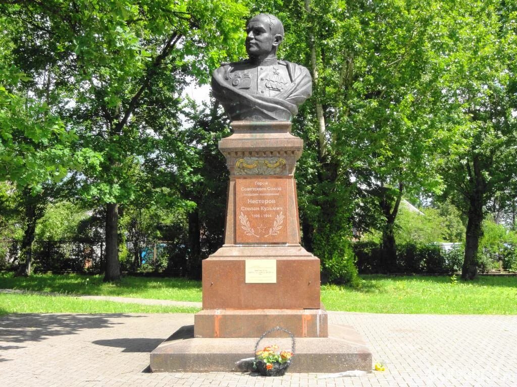 Памятник брадису. Памятник нестерову. памятник герою советского союза.