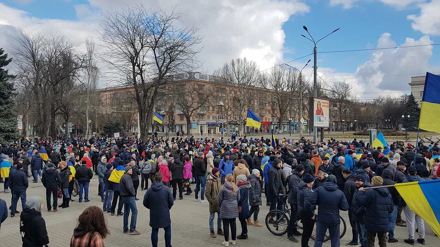 Эвакуация. Протесты в новой каховке. Мелитополе митинг в поддержку. Эвакуация людей. Эвакуация из херсона.