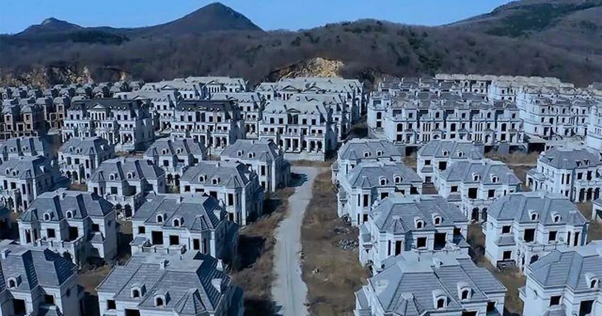 Заброшки китая. Заброшенный город килунг тайвань. Китайские заброшки. Заброшенный диснейленд в китае. Шенгси деревня в китае.