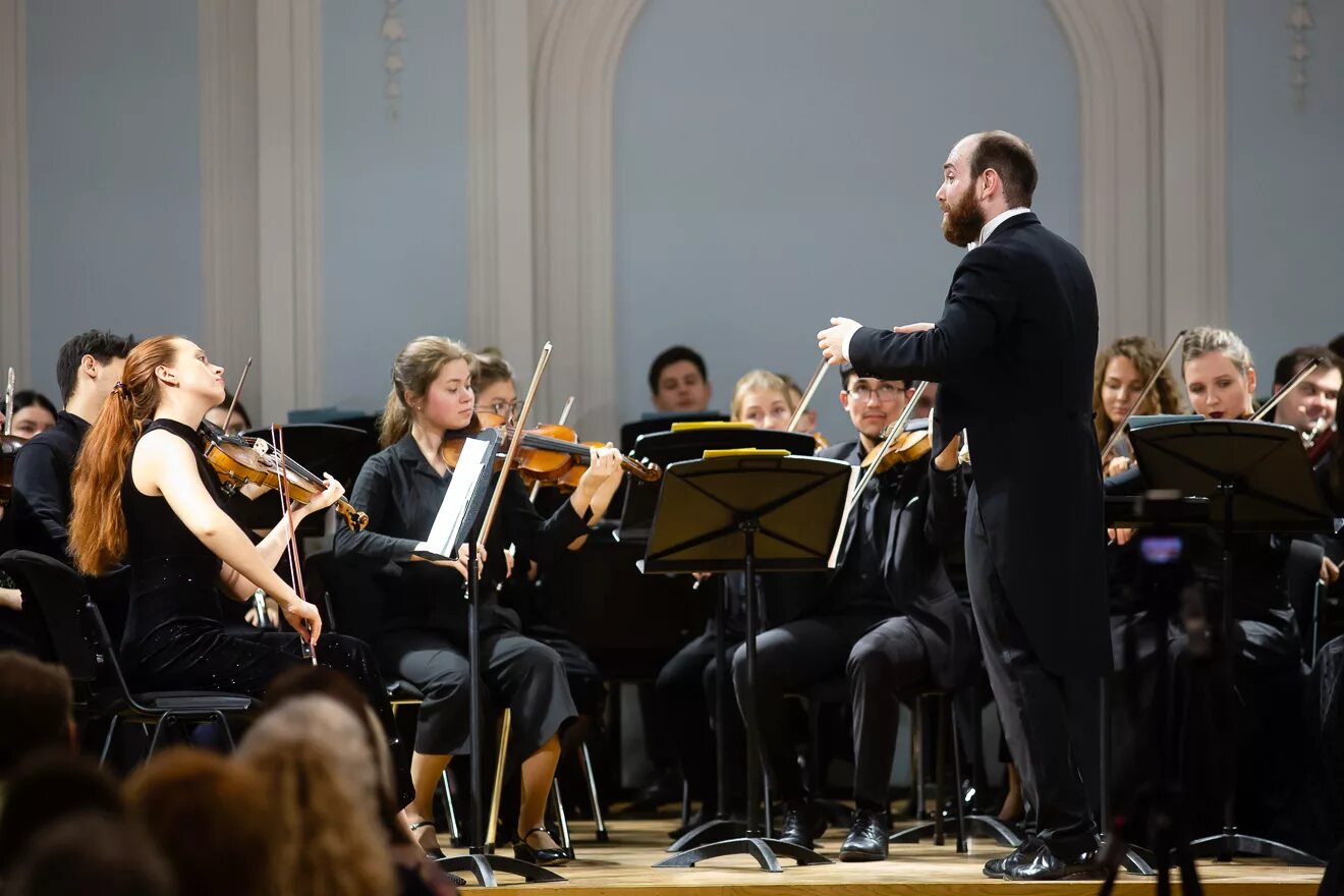Большой симфонический оркестр имени п и чайковского. Чайковский симфония 4 финал. Большой симфонический оркестр им чайковского дирижер. Чайковский симфония 5 о симфонии. Оркестр чайковского слушать.