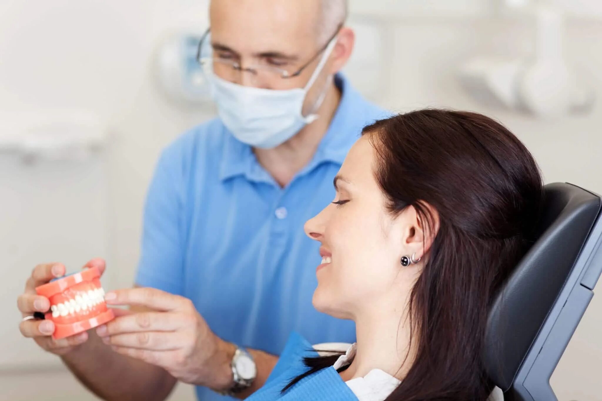 Стоматолог цена отзывы. Прием у стоматолога. Стоматолог и пациент. Консультация стоматолога. Обследование у стоматолога.