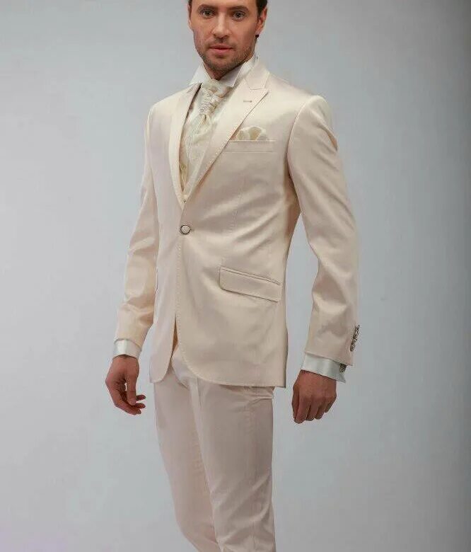 Белый костюм мужской. Белый костюм. Свадебный костюм тройка. Белый костюм 3. Белый костюм тройка мужской.