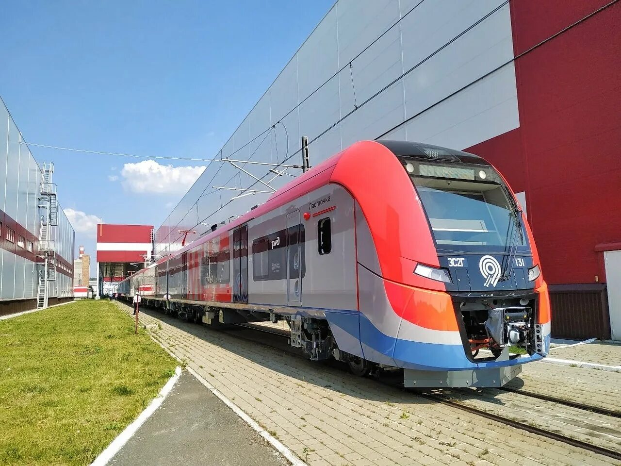 Поезд ласточка в движении. Электропоезда Ласточка Уральские локомотивы. Синара поезд Ласточка. Ласточка 2 Уральские локомотивы. Ласточка поезд МЦД 2.