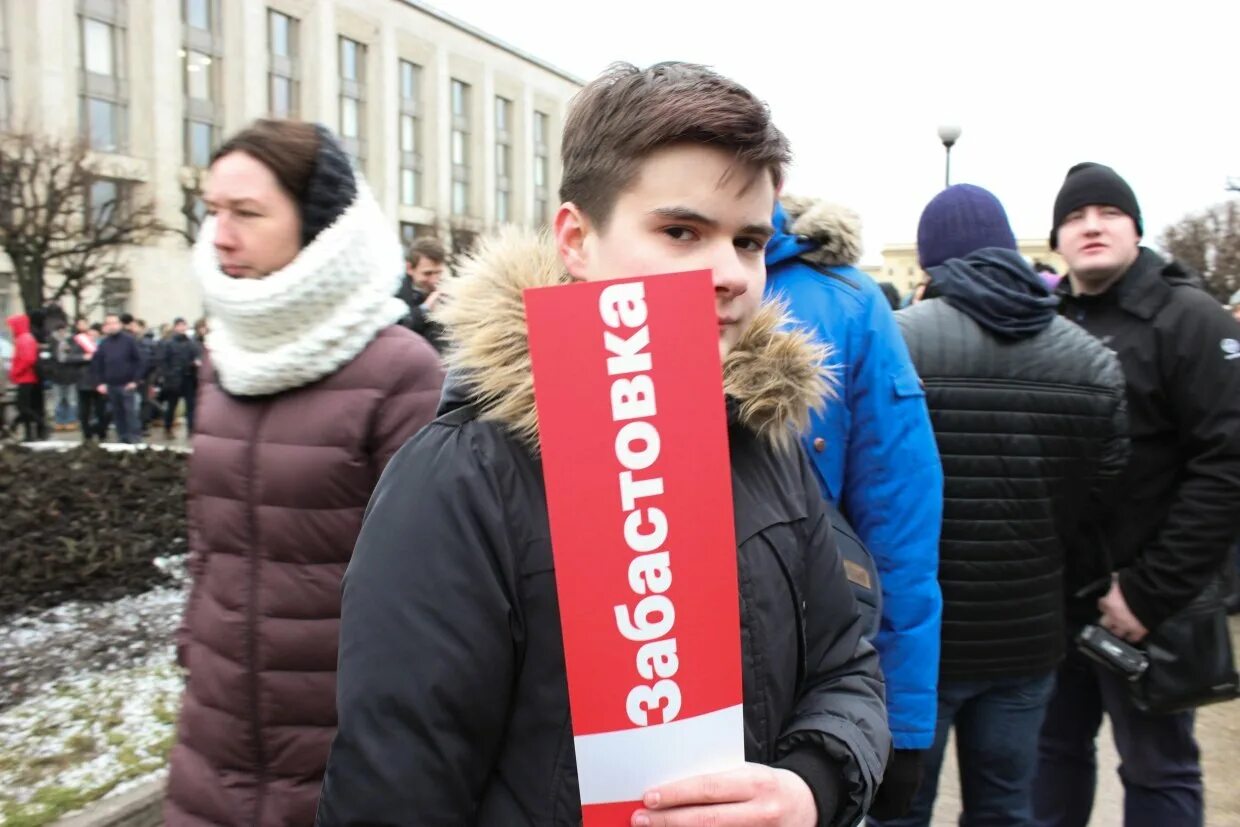 Дети на митинге. Участие несовершеннолетних в несанкционированных акциях и митингах. Дети на митинге в Беларуси. Навальный подросток. Участие в митинге юридически