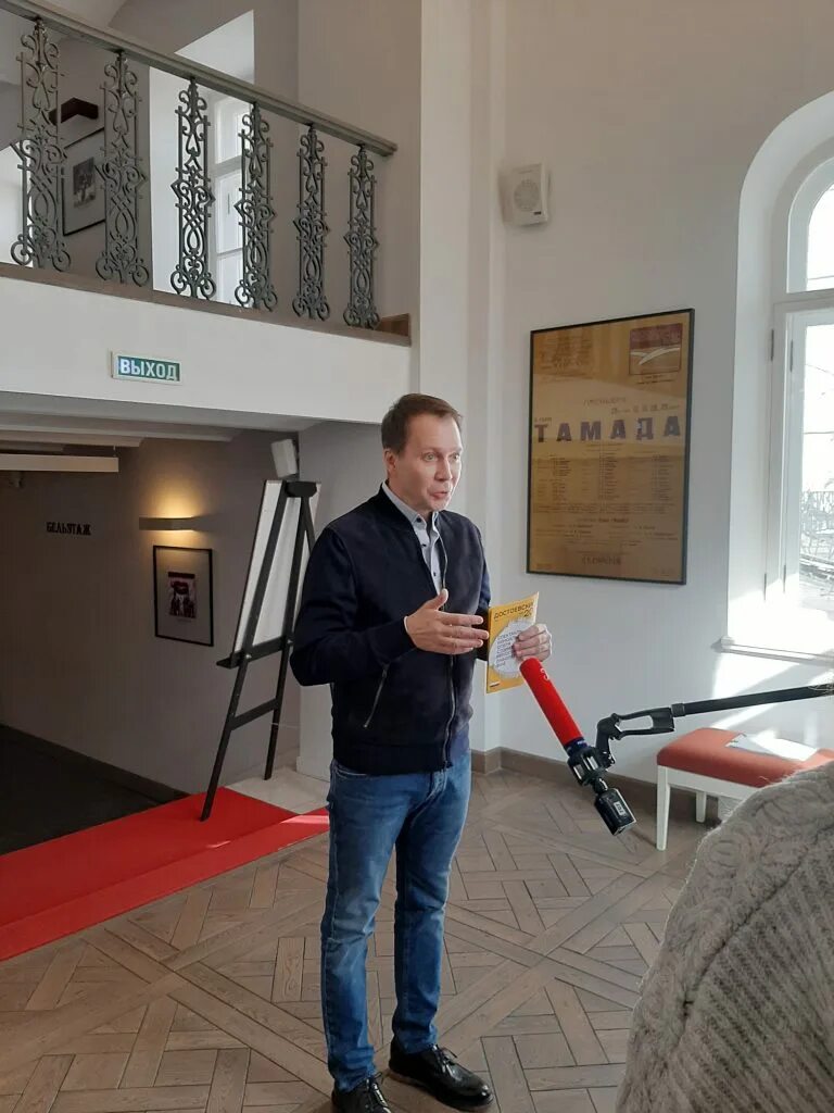 Театр наций руководитель. Театр наций худрук. евгений миронов театр наций. театр наций директор театра.