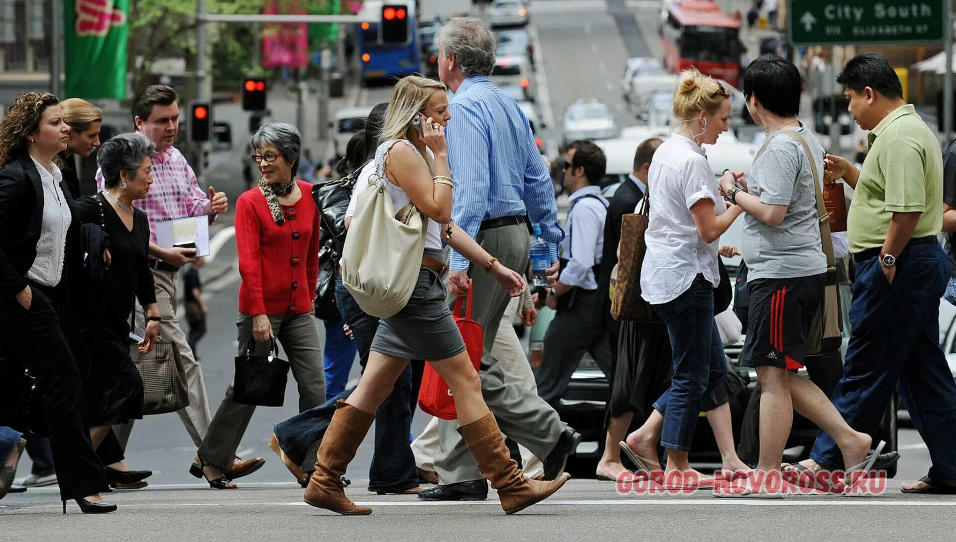 человек идет. спешащие люди в городе. человек толпы. много людей в городе. много людей.