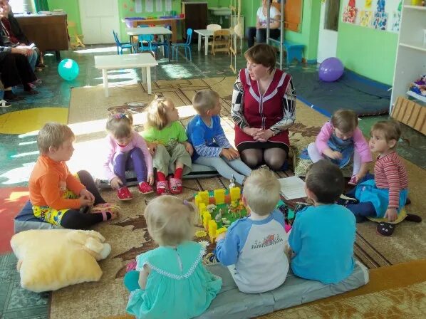 Что делает воспитатель в садике. Няня в детском саду. Нянечка в детский сад. Младший воспитатель в детский сад. Няня в садике.