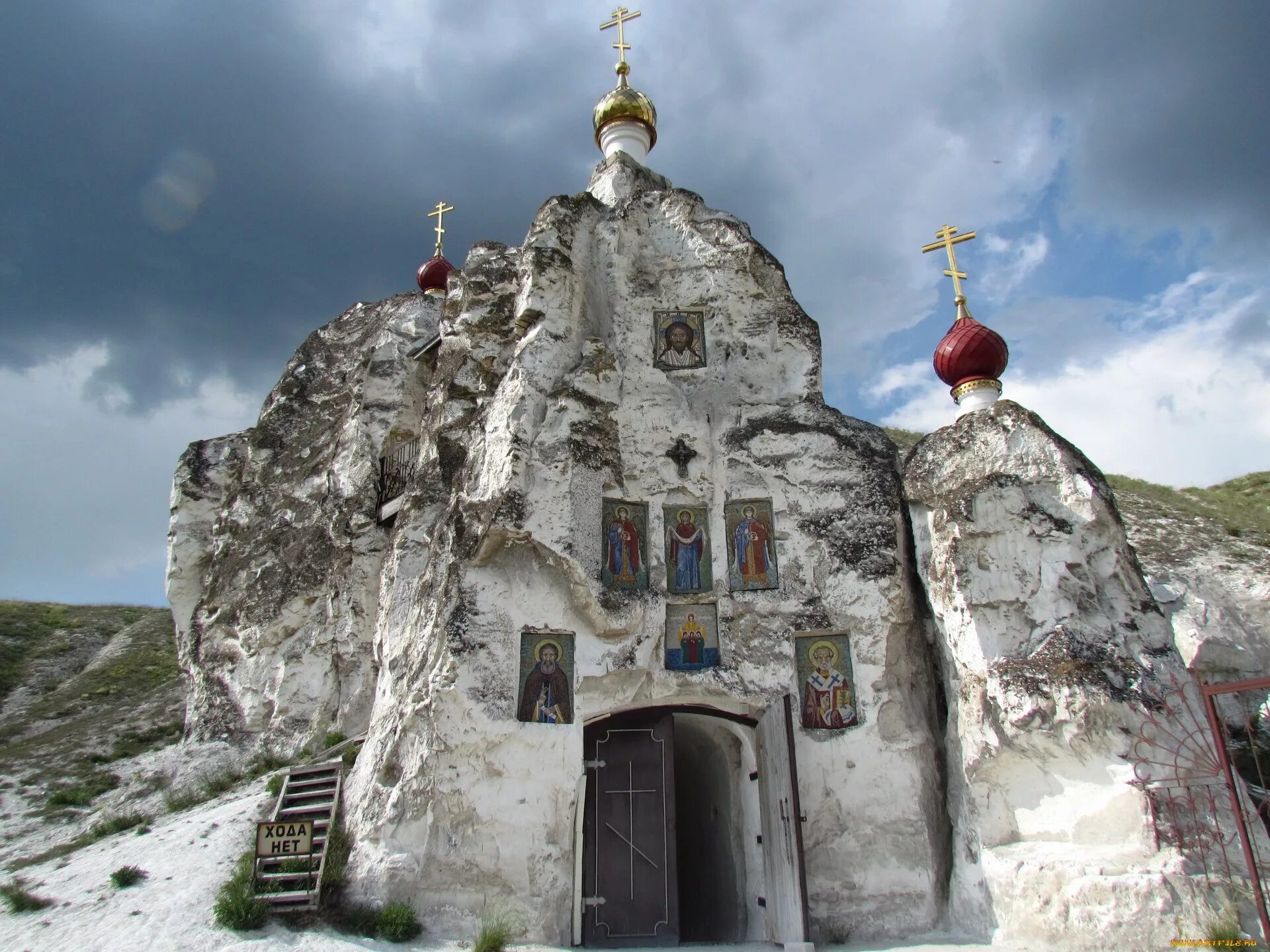 Воскресенский белогорский мужской монастырь воронежская область. Белогорский воскресенский монастырь. Дивногорье воронежская область река дон. Белогорье воронежская область монастырь. Белогорье.