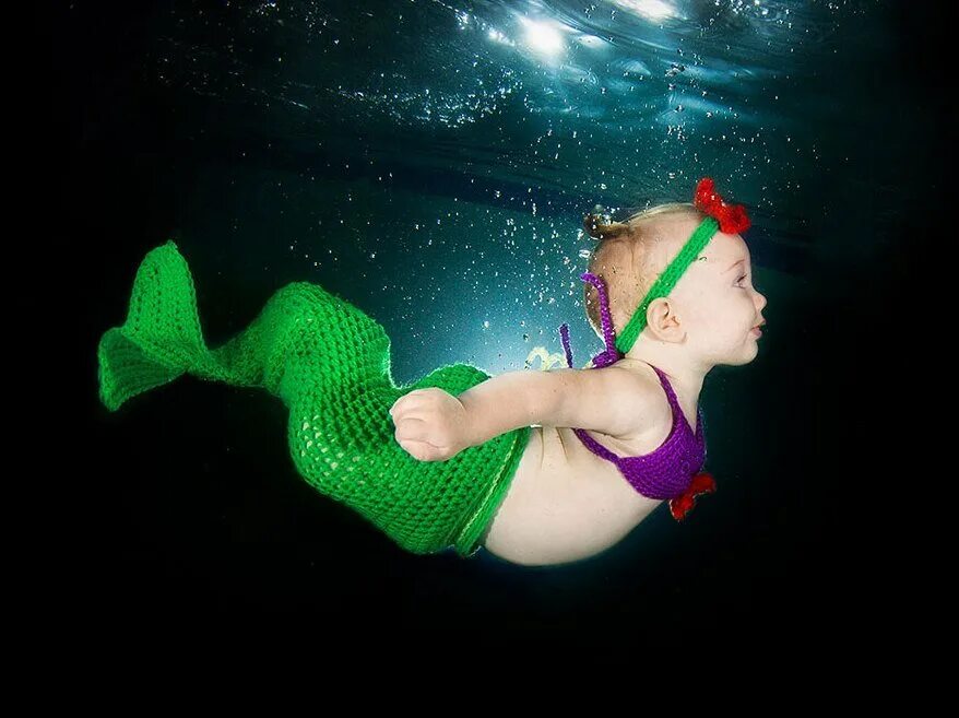 Два мальчика русалки. Маленькие русалки. Детская фотосессия под водой. Русалка в бассейне. Фотосессия под водой с ребенком.