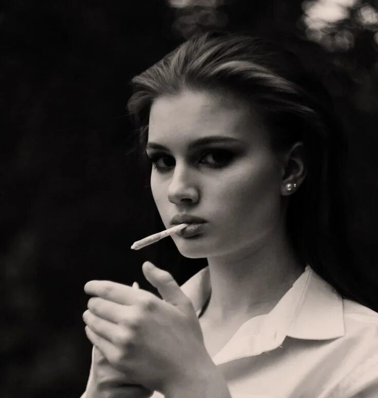 Фотосессия с сигаретой. Блондинка с сигаретой. Девушки с белой сигаретой. Девушки с белой сигаретой. Моника беллуччи с сигаретой.
