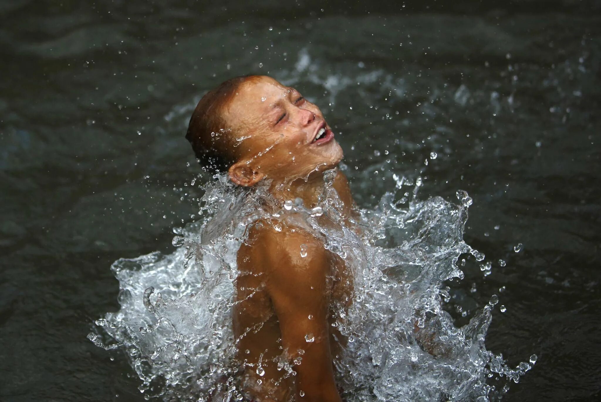 14 лет купаемся. Сын купается. Купание под дождем. Дети 7 лет купаются. Маечик купаеча в речке.