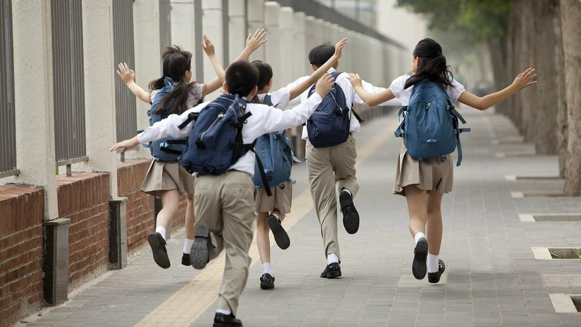 School buy runaway. Дети бегут в школу. Перемена в школе. School buy runaway. Boyrunning away from the book.