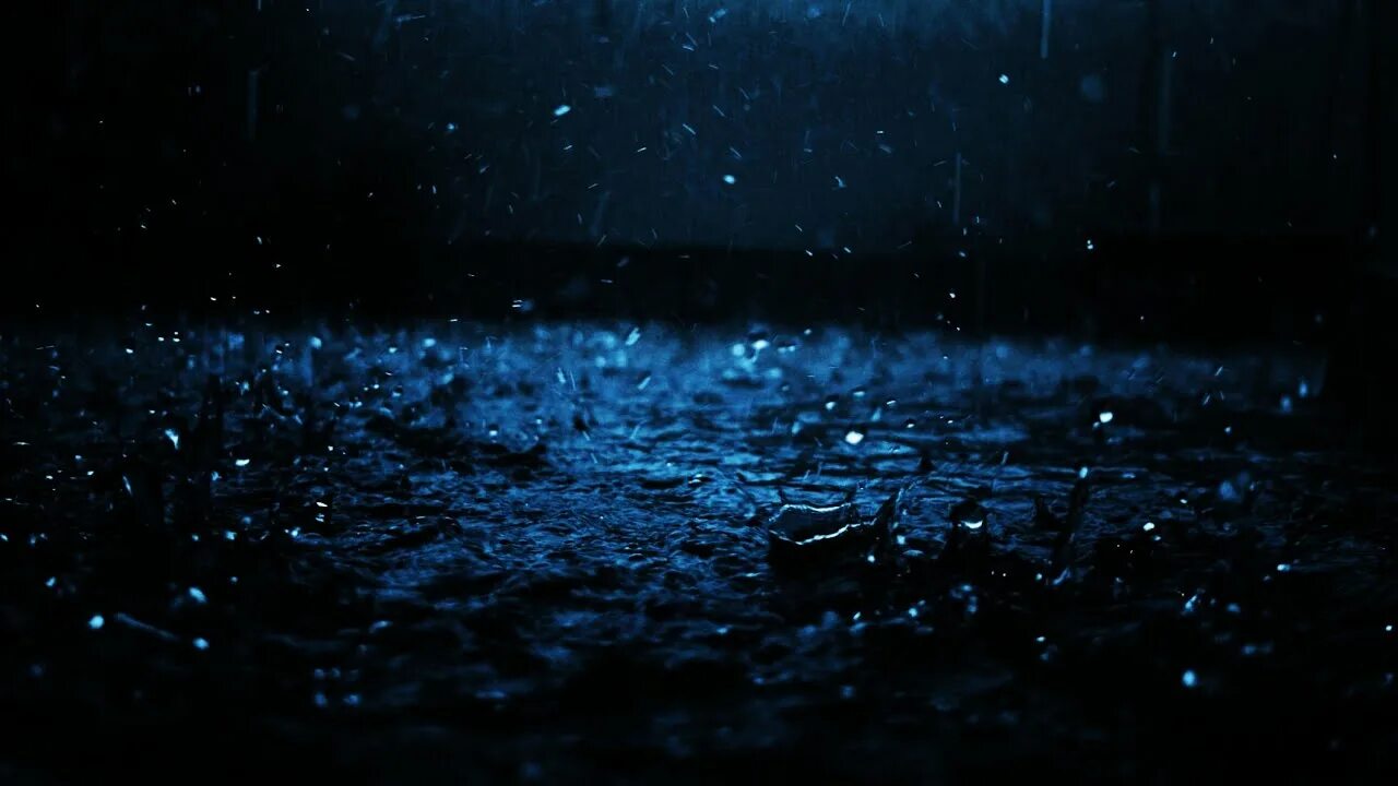 Огонь под дождем. Дождливый вечер обои. Ночной дождь. Зажги дождь. Дождь в свете фонаря.