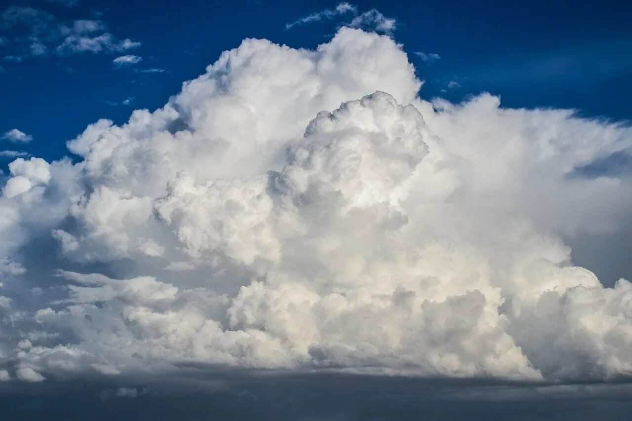 Кучевые Кучевые облака. Кучевые облака (Cumulus – сu). Пушистые облака. Облачное небо.