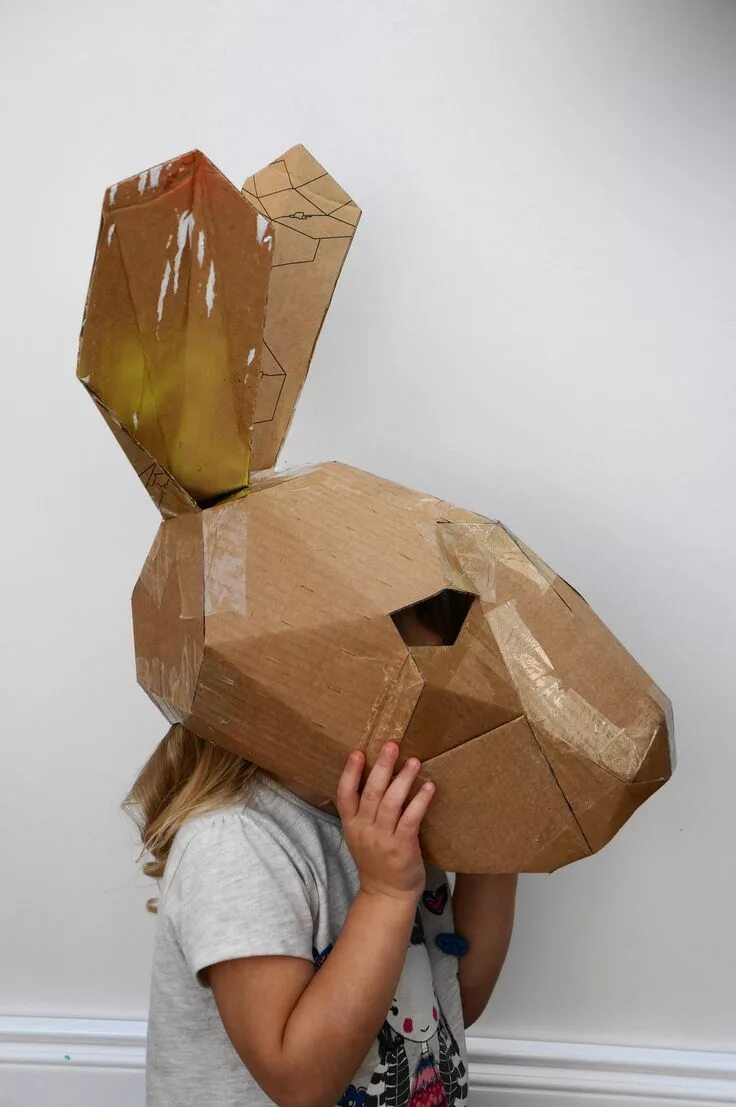 Маска из картонной коробки. Фигуры из картонных коробок. картреая коробка на голове. маска из картонных коробок. голова из картона.