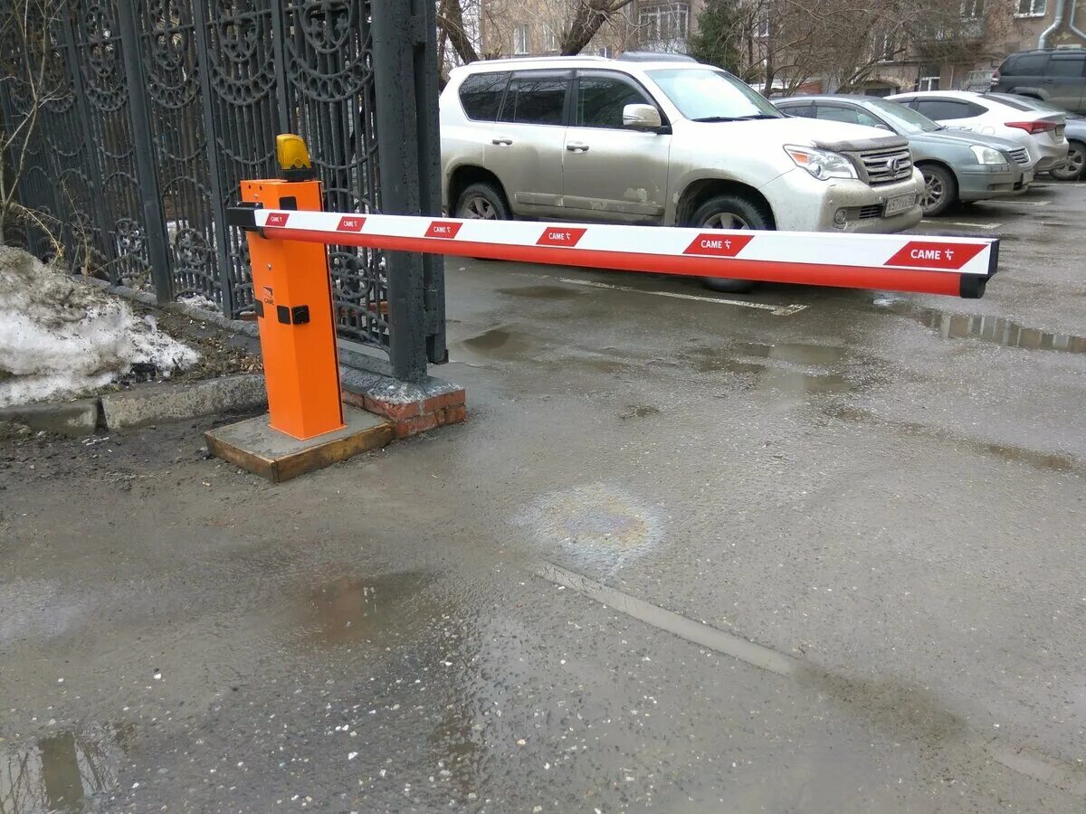 Шлагбаум закрывается автоматически. Шлаг баун. шлагбаум. шлагбаум автоматический. шлагбаум во дворе.