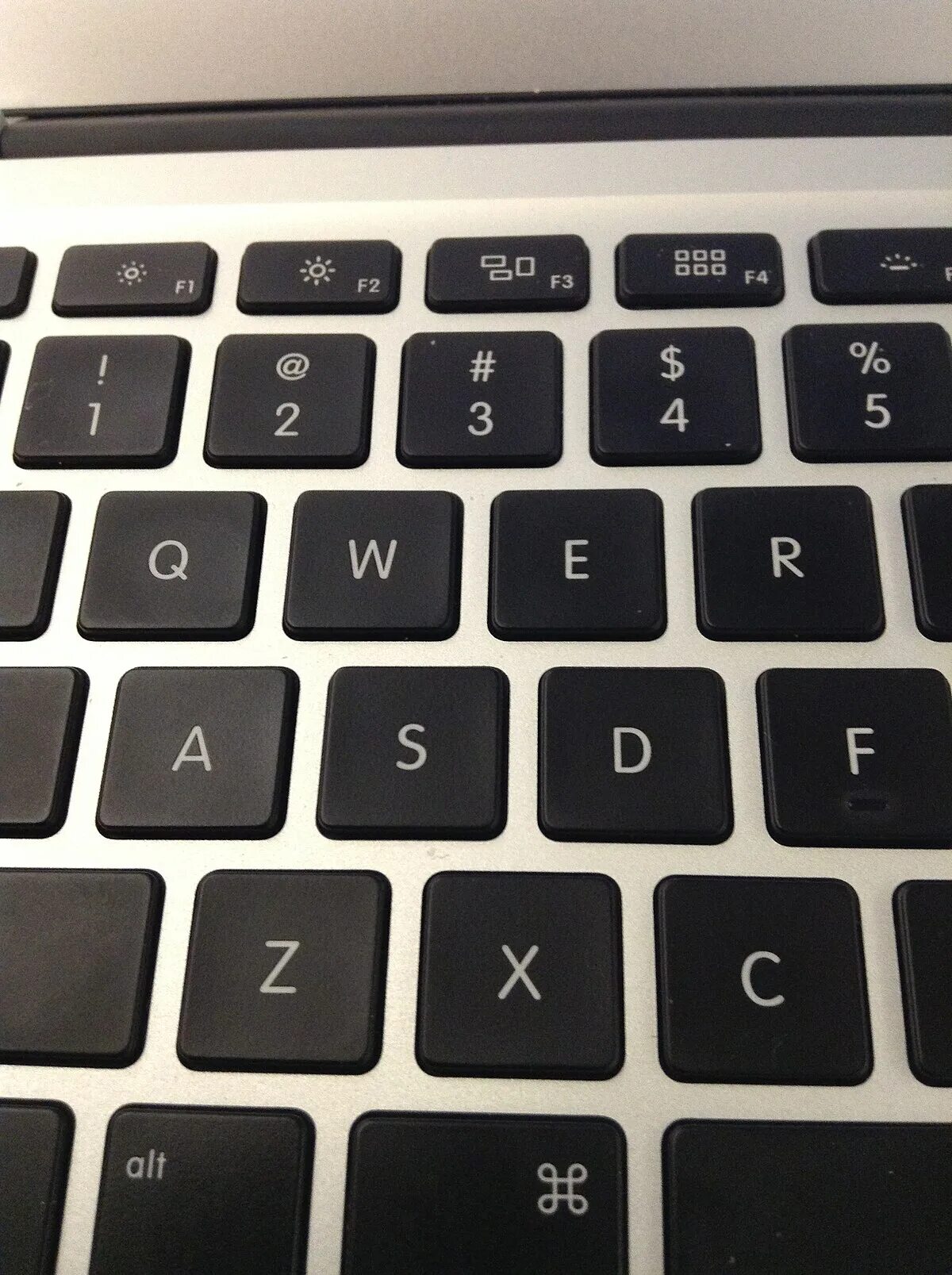Не работают кнопки на макбуке. Клавиатура на макбуке. shift на клавиатуре macbook. tab на клавиатуре макбук.