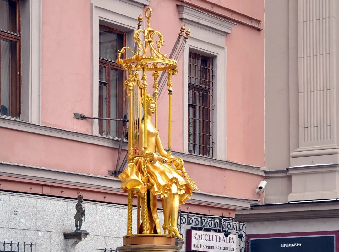 Театр вахтангова фонтан турандот. Фонтан принцесса турандот на старом арбате. Принцесса турандот памятник. Фонтан принцесса турандот. Принцесса турандот памятник на арбате.