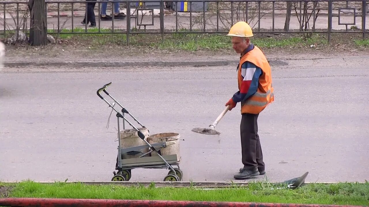 Дворник в омске. Уборка снега управляющей компанией. Машину замело снегом. Дворники в коньково. Дворник в омске.
