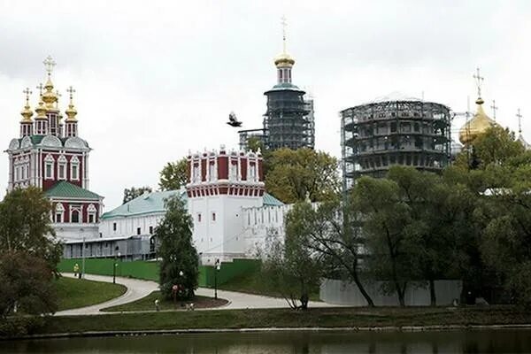 Реставрация новодевичьего монастыря. Реставраторы новодевичьего монастыря. разрушенный новодевичий монастырь. новодевичий монастырь в москве реставрация. новодевичий монастырь до реставрации.