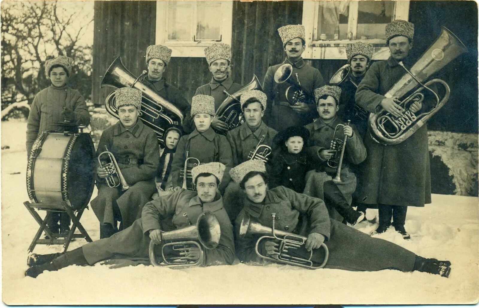 Старинный духовой оркестр. Музыканты на войне. Старинный военный оркестр. В годы Великой Отечественной войны оркестр и. Музыканты Великой Отечественной войны.