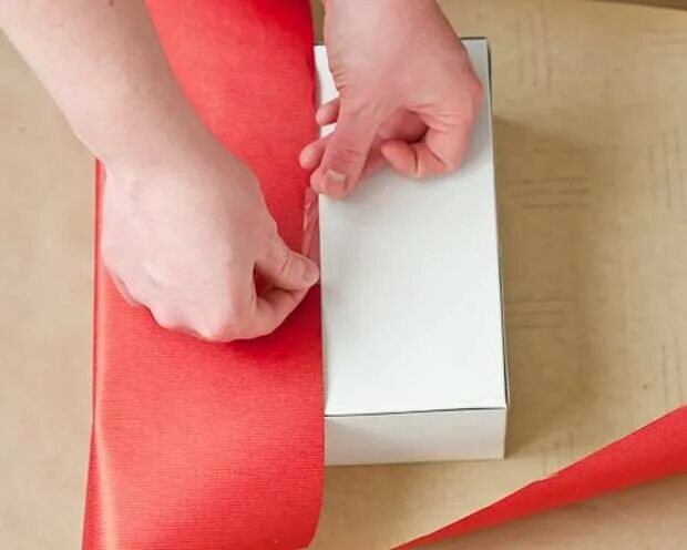 Завернуть плотно. Упаковка коробки в бумагу. Обернуть коробку. Упаковка подарков в бумагу пошагово. Обернуть коробку подарочной бумагой.