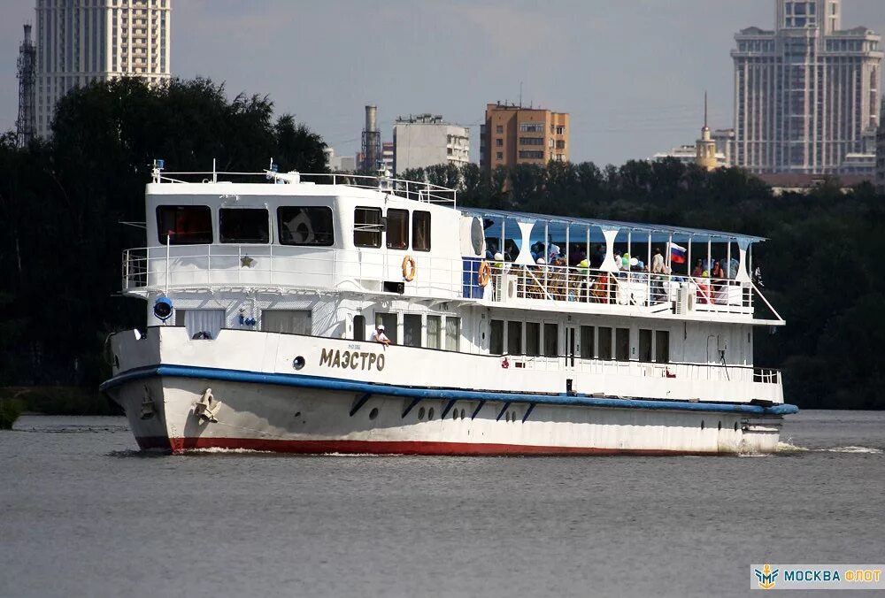 Прогулка на теплоходе по москве с музыкой. Теплоход маэстро москва. теплоход «маэстро» тип р-102. теплоход «маэстро» проект р-102. двухпалубном теплоходе «маэстро».