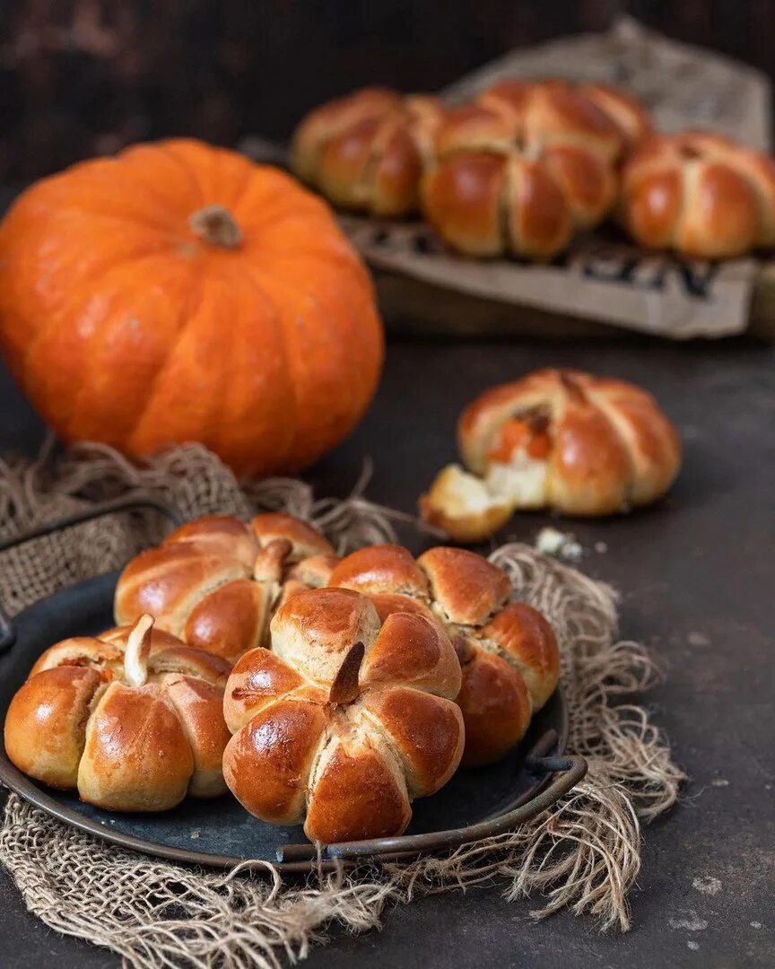 Булочки тыквы. Булка с тыквой. Тыква в тесте в духовке слоеном запеченные. Тыква в тесте. Тыквенные булочки.