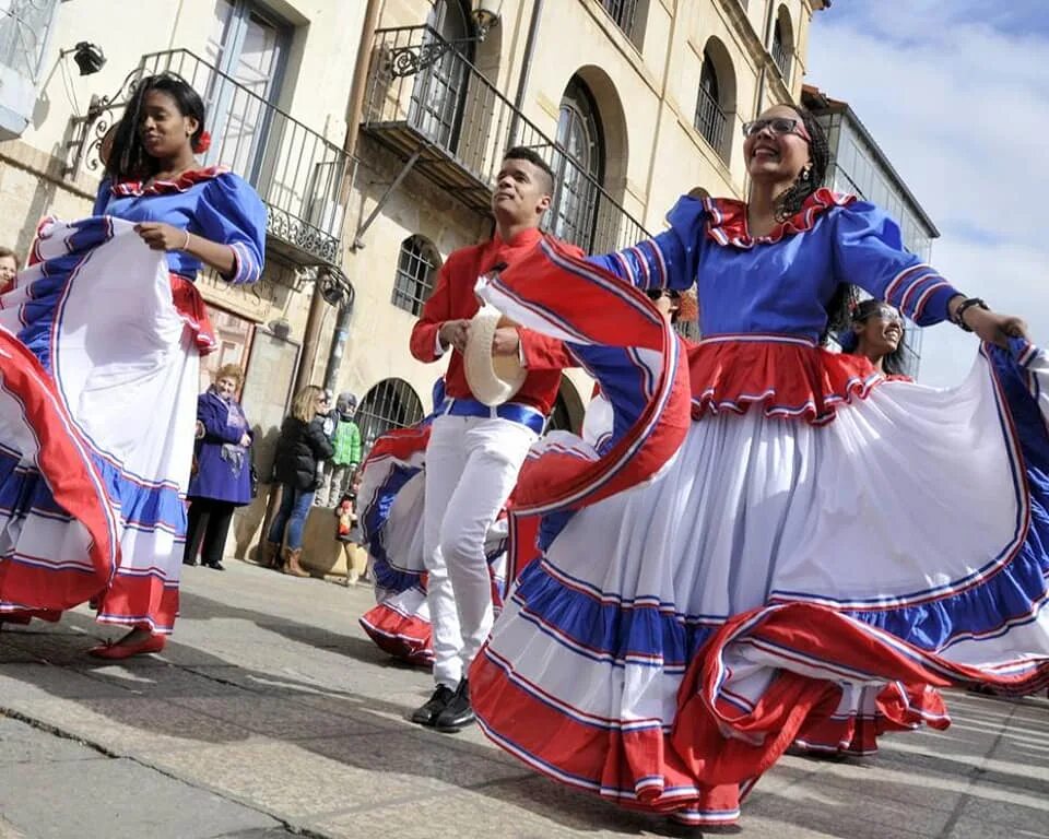 Меренге танец. Доминиканская Республика меренге. Танец меренге в Доминикане. Доминиканская Национальная одежда.