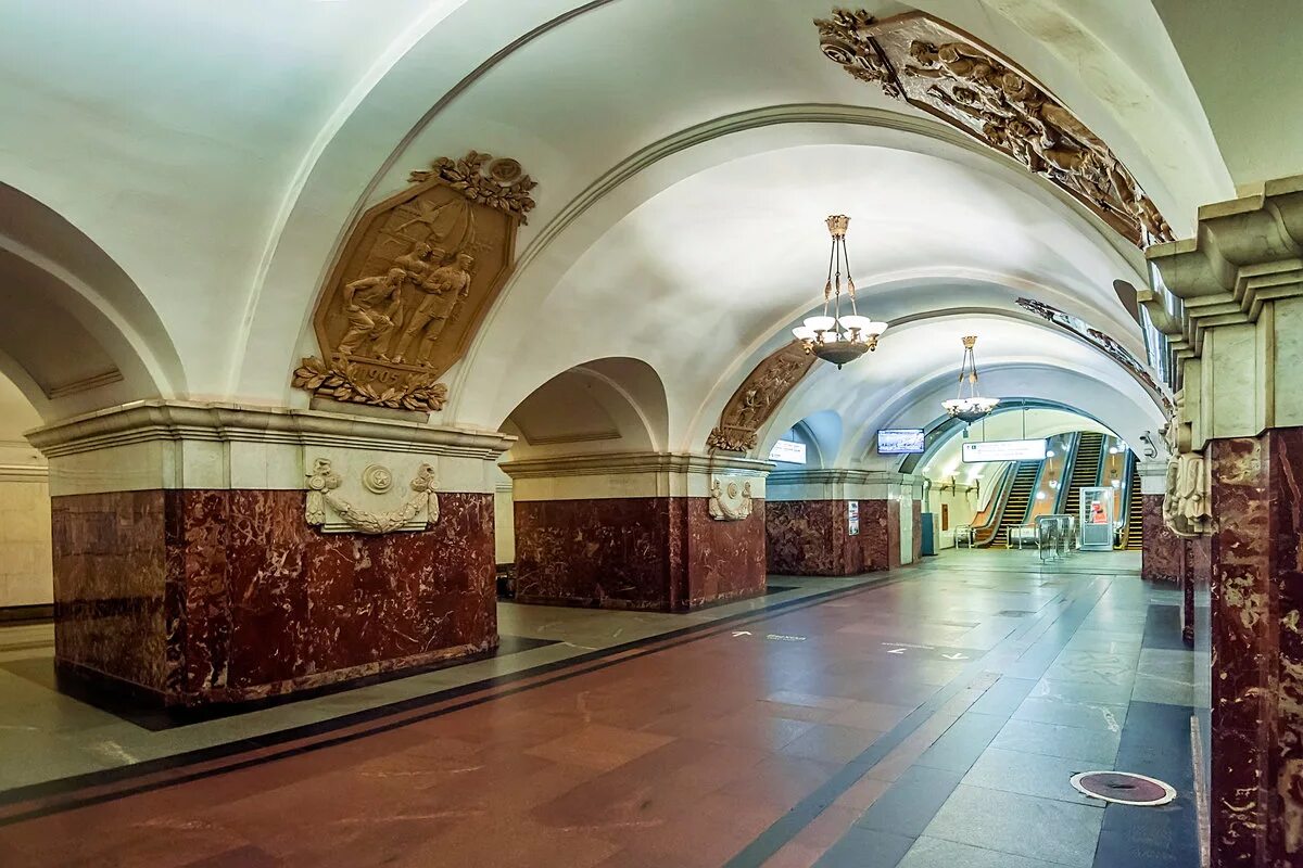 Название станций московского метрополитена. Станция метро Краснопресненская. Станция Краснопресненская Кольцевая. Краснопресненская станция метро Москва. Станция «Киевская» кольцевой линии Московского метрополитена..