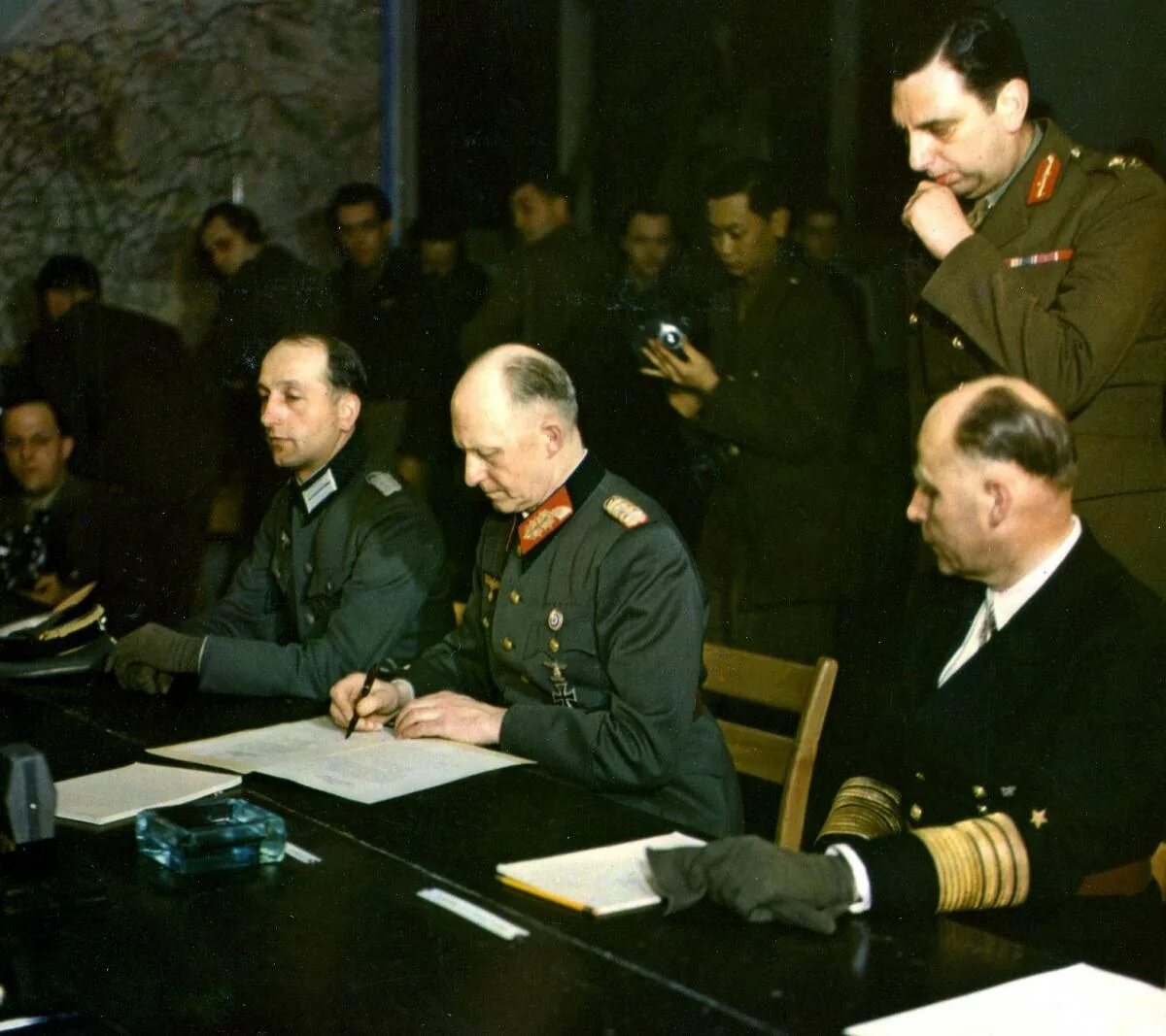 Капитуляция 45 года. Подписание капитуляции Германии 1945. Жуков капитуляция Германии. Капитуляция Германии 1945 Суслопаров. Генерал Эйзенхауэр капитуляция Германии.