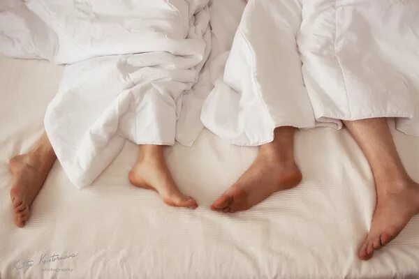 Ноги из под одеяла. Четыре ноги под одеялом. Почему ноги одеяла. Холодно одеяло. Ноги в одеяле.