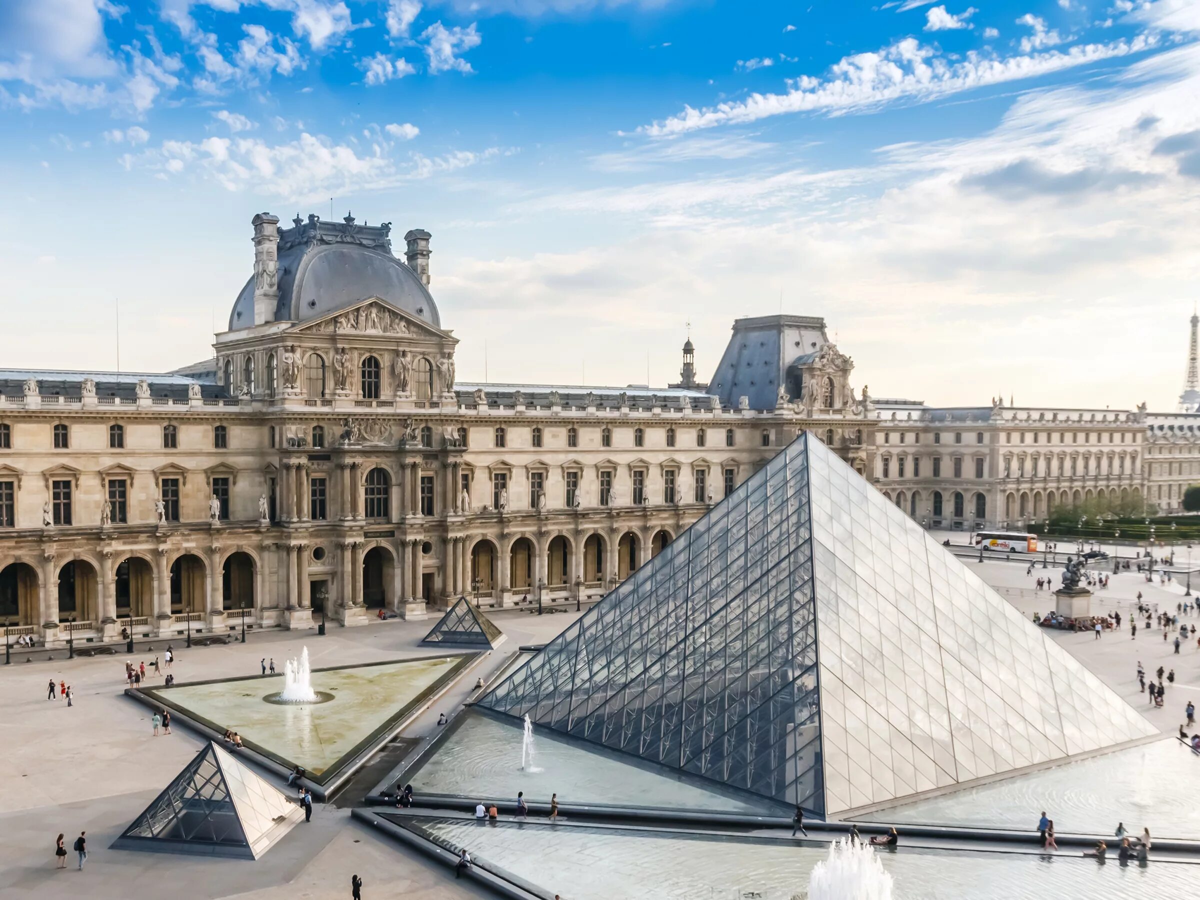 De louvre. Лувр. Париж. Лувр музей. Франция дворец Лувр. Лувр Франция знаменитый музей.