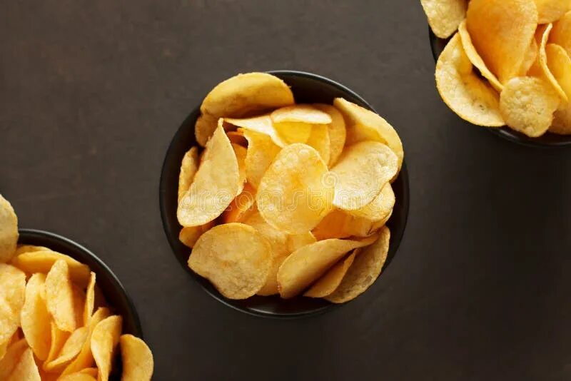 Chips input. Чипсы black potato chips. чипсы вид сверху. чипсы на темном фоне. чипсы на черном фоне.