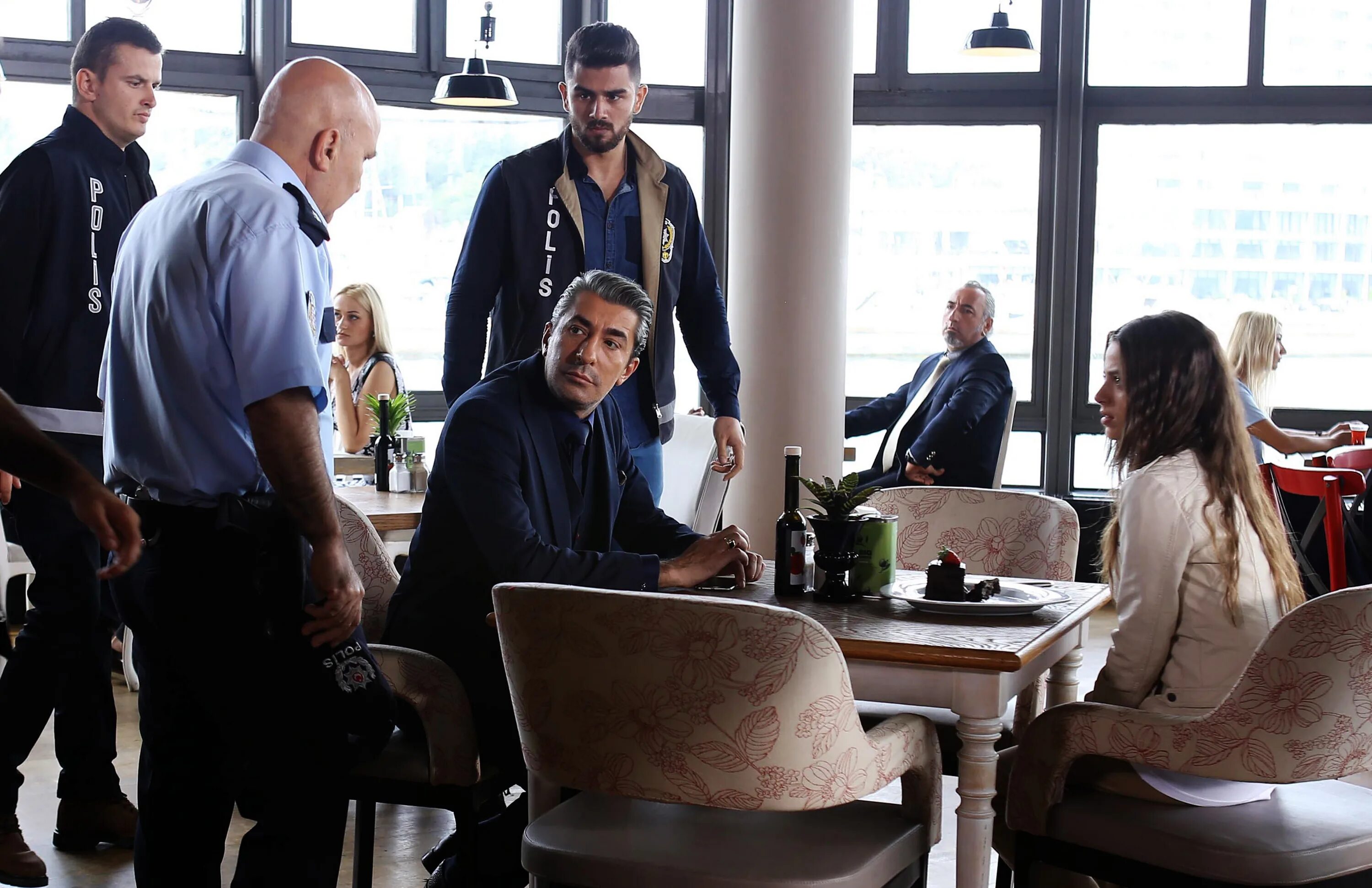 вдребезги турецкий сериал актрисы. вдребезги 37. вдребезги турецкий сериал джандан. вдребезги 37. уламки щастя турецкий сериал.