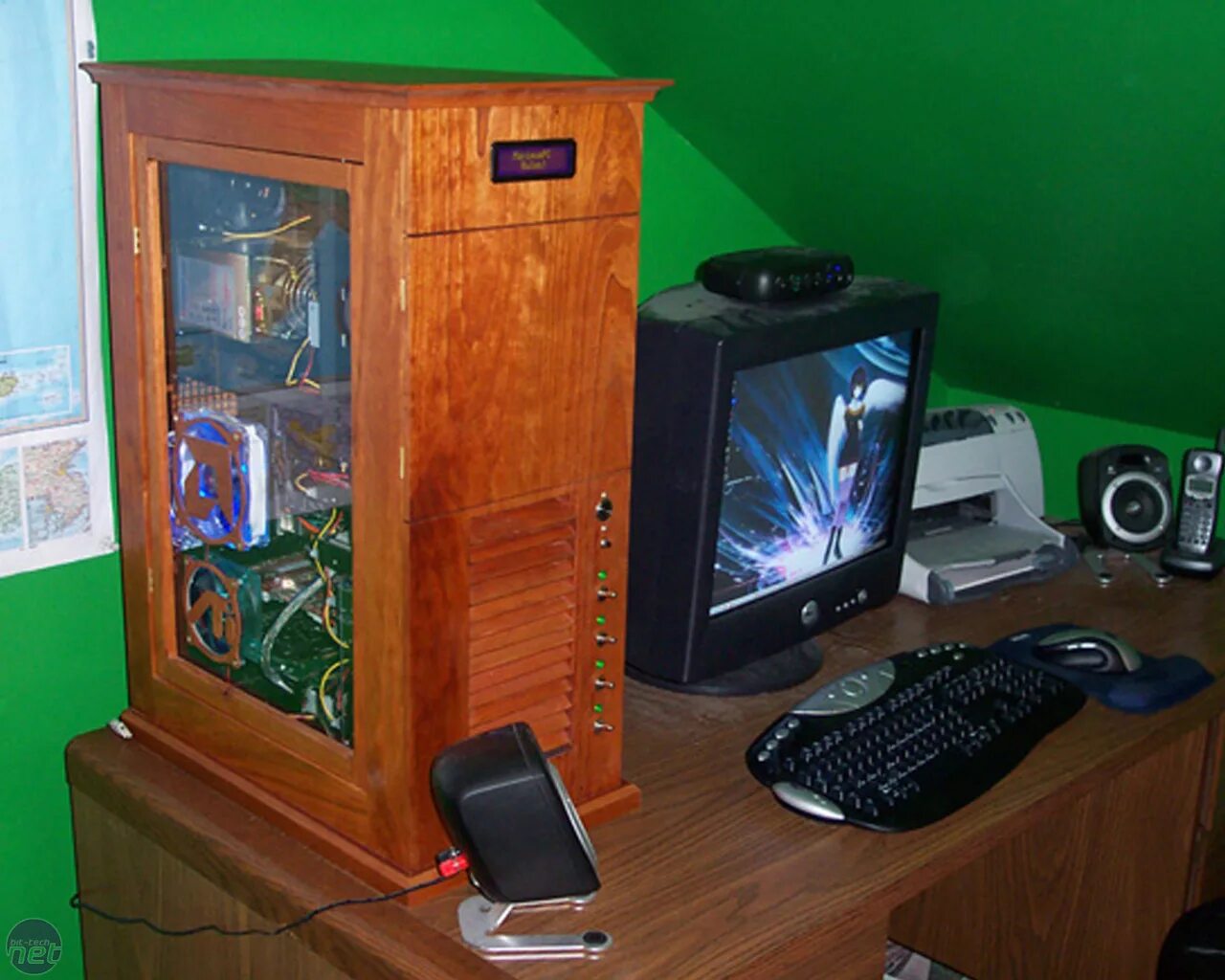 старый игровой компьютер. системник в столе. что сделать со старым компьютером. самодельный компьютерный корпус. что сделать со старым компьютером.