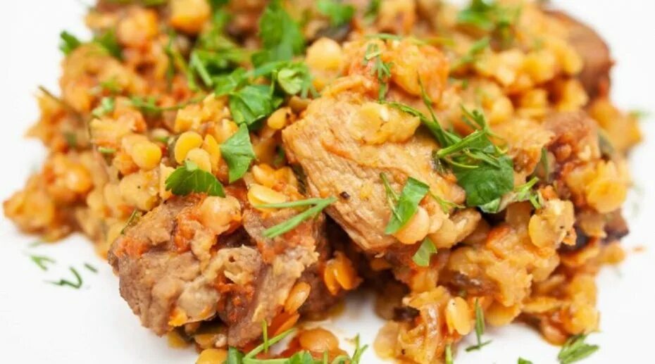 красная чечевица тушеная. чечевица с мясом и овощами. свинина с чечевицей. чечевица с морепродуктами. блюда с чечевицей для детей.