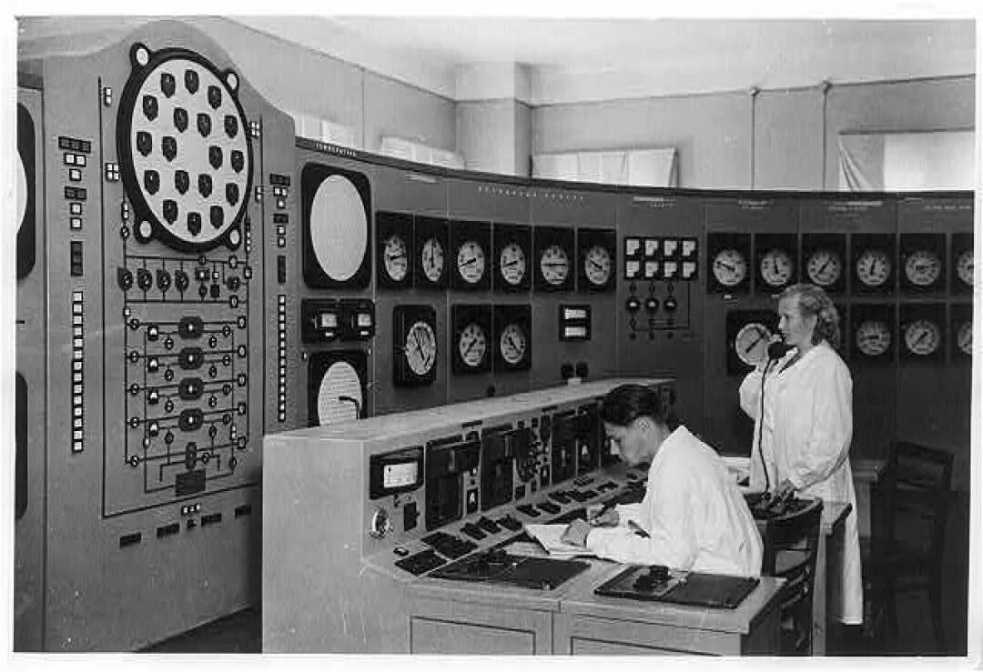 Пуск первой аэс. Обнинская АЭС 1954. Первая в мире атомная электростанция в Обнинске 1954. АЭС В Обнинске 1954. Первая АЭС В Обнинске 1954.