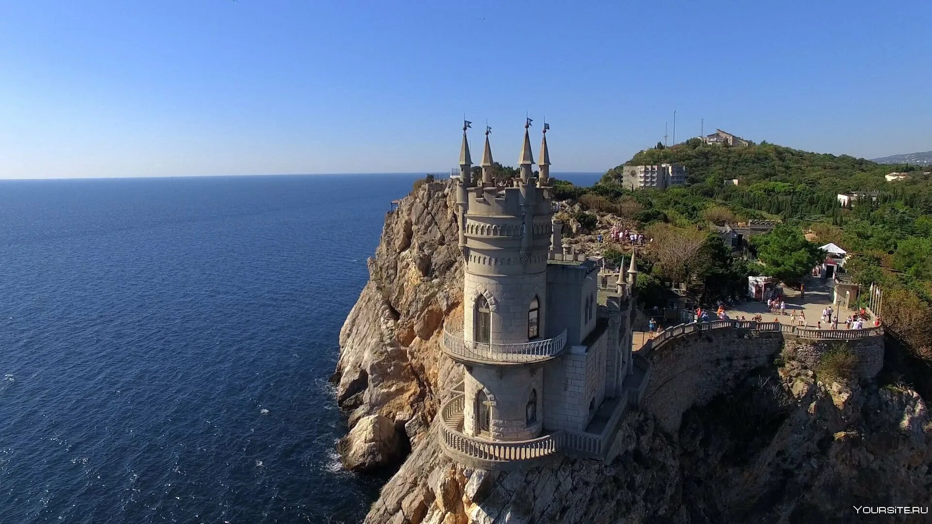 Ялта находится в крыму. Алушта Ласточкино гнездо. Севастополь Ласточкино гнездо. Ласточкино гнездо Крым сверху. Достопримечательности Крыма Ласточкино гнездо.