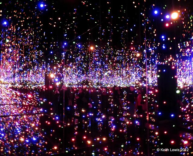 Почему огни мерцают. Почему огни мерцают. Ночной город за окном. Почему огни мерцают. Почему огни мерцают.