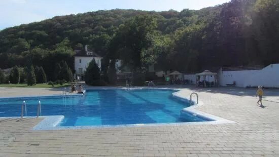 Круглое озеро абрау дюрсо бассейн. Усадьба круглое озеро абрау. Отель круглое озеро абрау дюрсо. Отель круглое озеро абрау. Круглое озеро абрау дюрсо.