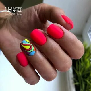 Стильный яркий маникюр 2024