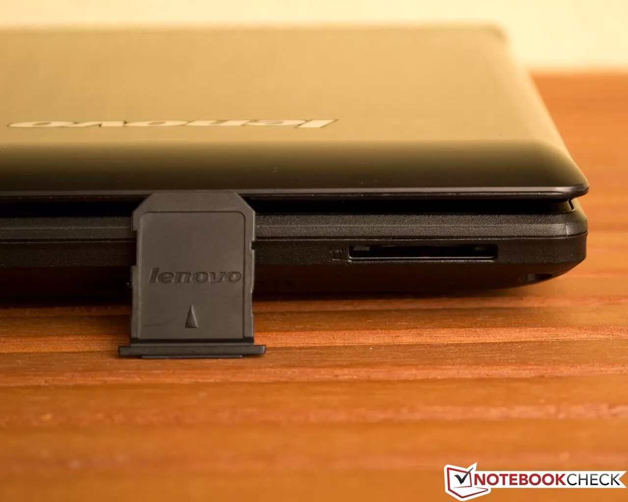 Как вставить карту в ноутбук. Lenovo SD Card. Lenovo IDEAPAD SD Card. Ноутбук Асер слот для карты памяти. Картридер в ноутбук леново r60.