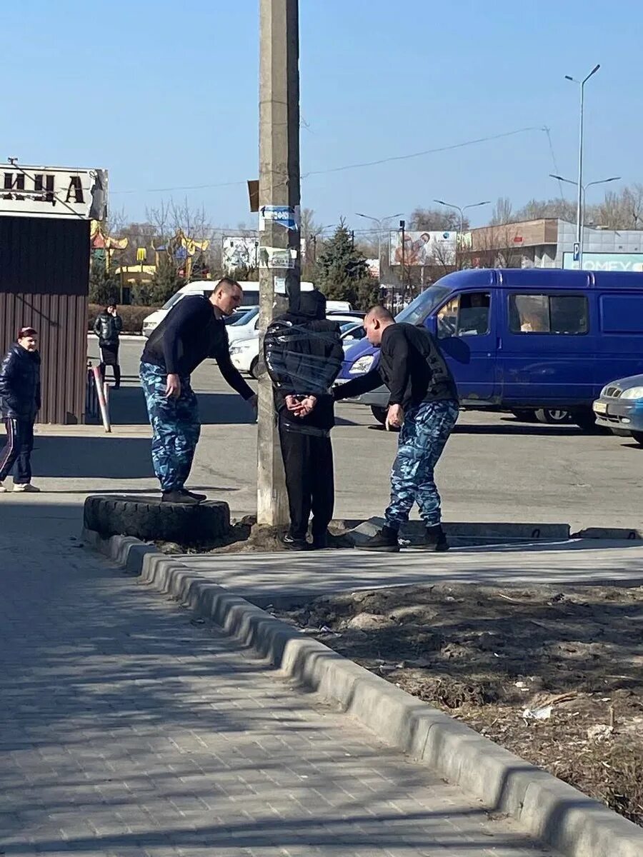 На украине ловят. Городские столбы. Мародер примотанный к столбу.