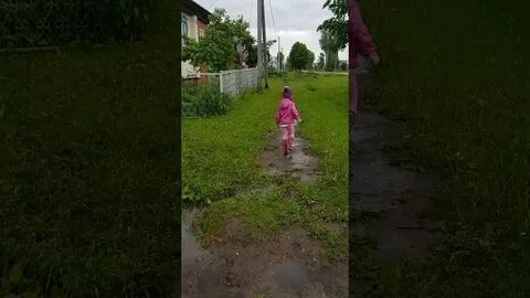Девушка писать на улице и какают