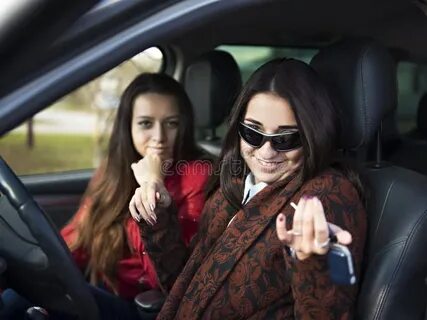 2 девочки в машине