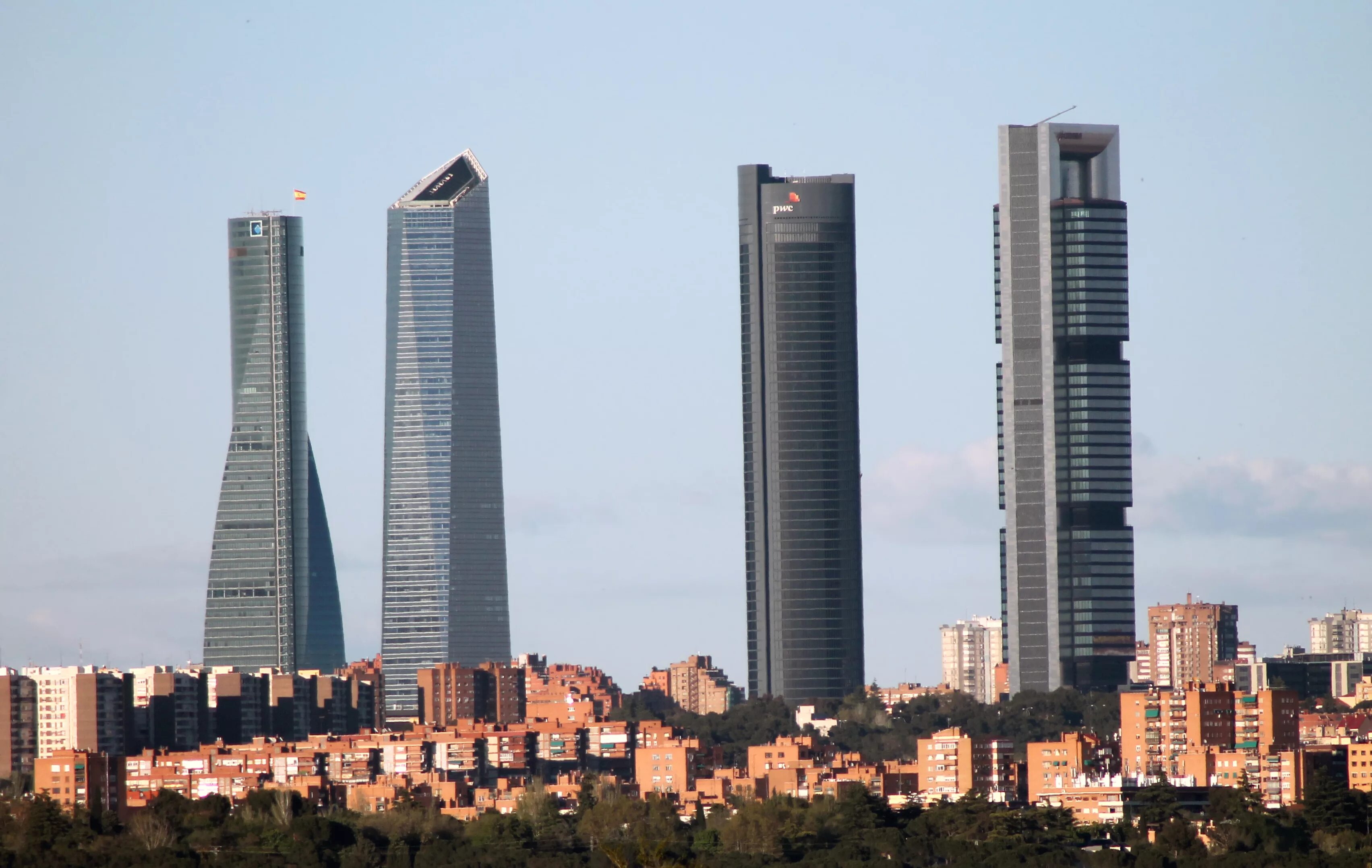 4 высотных дома. Куатро-Торрес. Torre Cepsa в Мадриде. Мадрид Куатро Торрес. Torre Cepsa небоскреб.